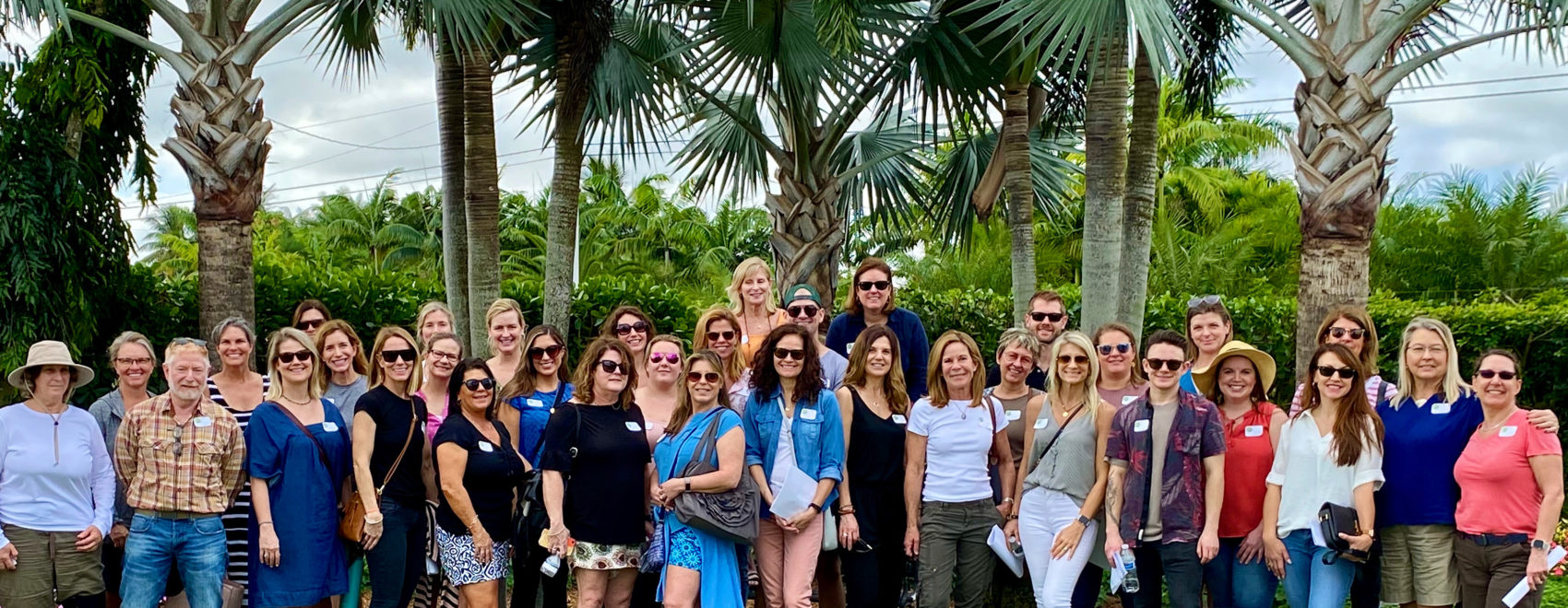 Very large group of participants in Miami posing in a group shot